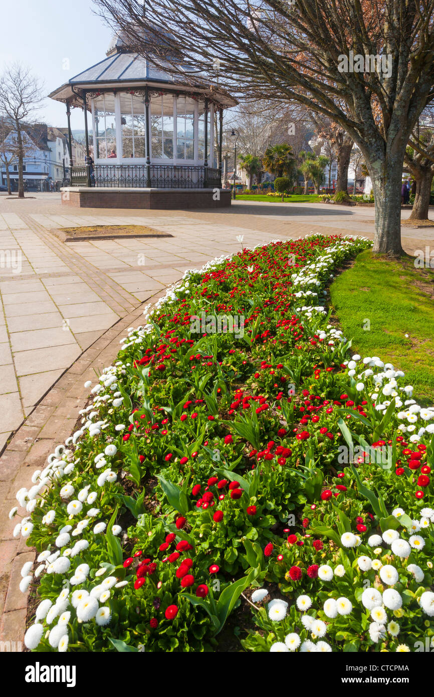 Letti di fiori e di spazio pubblico a Dartmouth Devon England Regno Unito Foto Stock