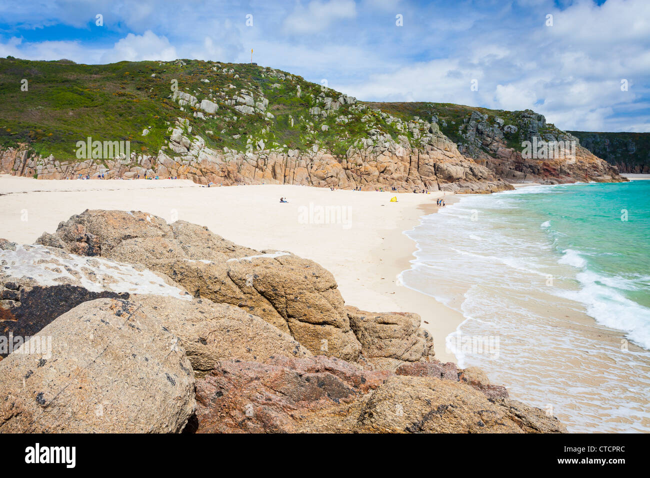 La spiaggia di sabbia dorata a Porthcurno Cornwall Inghilterra REGNO UNITO Foto Stock