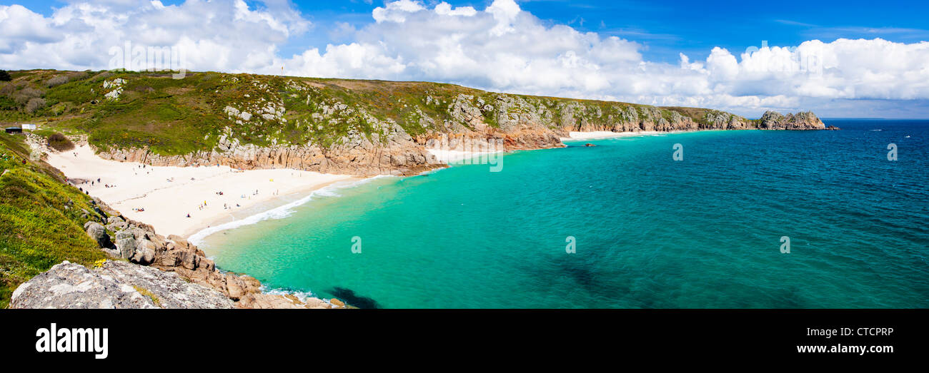 Vista panoramica della spiaggia di Porthcurno e scogliere Treen dal coastpath vicino al Minack Cornwall Inghilterra REGNO UNITO Foto Stock
