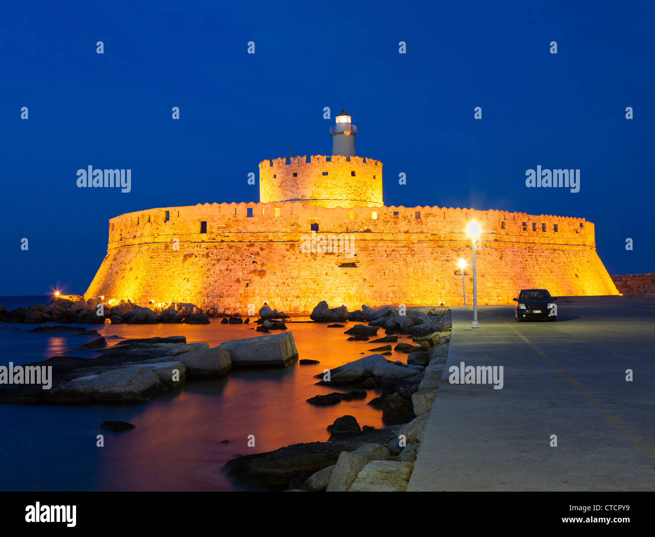 Il Forte di San Nicola che custodisce il Mandraki Harbour, Rodi Grecia Foto Stock