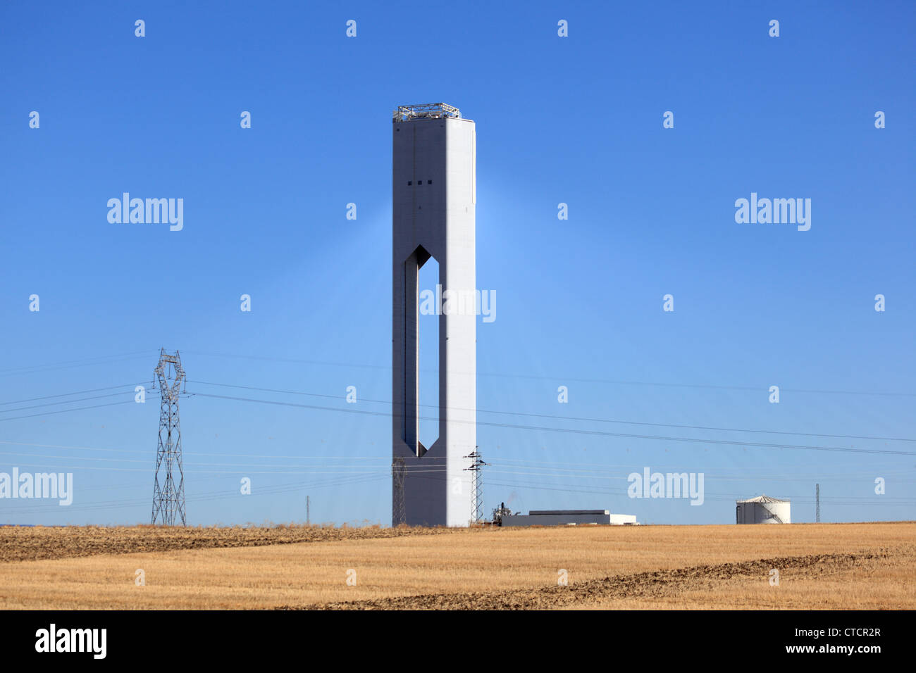 Solar power tower vicino a Siviglia Andalusia Spagna Foto Stock