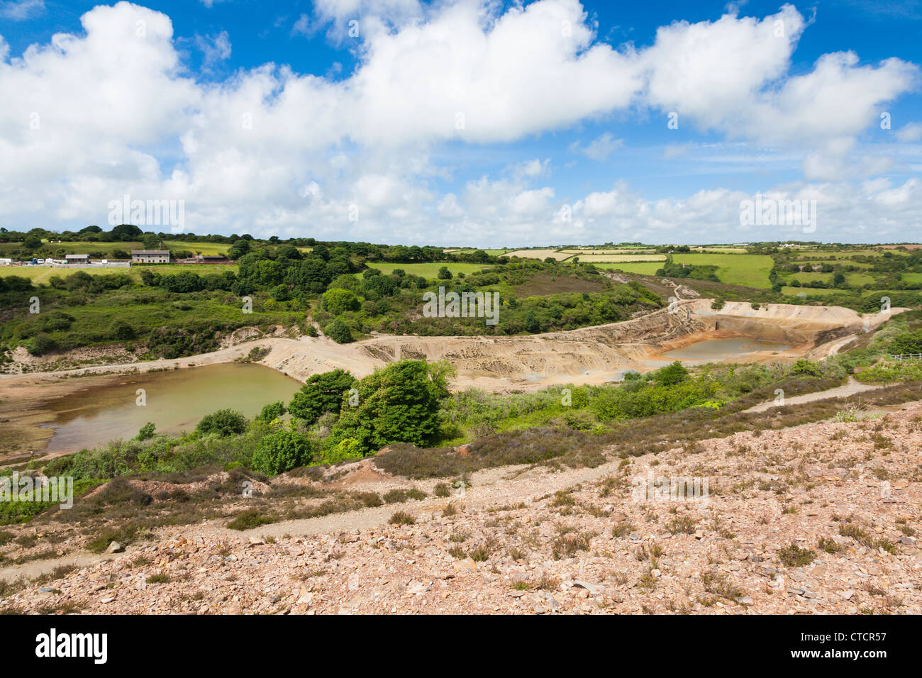Miniera abbandonata e la diga di recupero a Wheal cameriera Valle Cornwall Inghilterra REGNO UNITO Foto Stock
