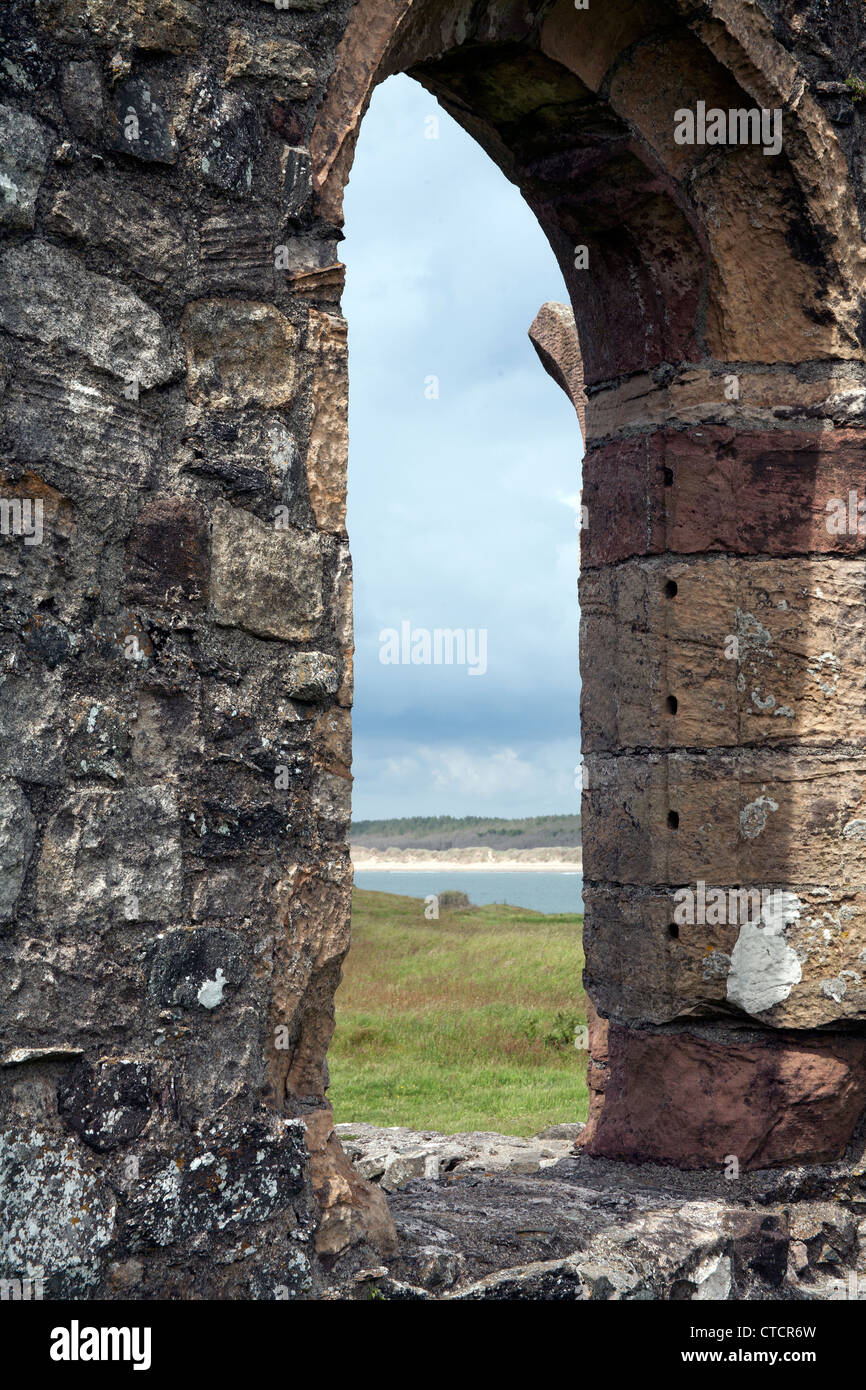 Vista attraverso la finestra della rovina del XVI secolo la chiesa di St Dwynwenon Llanddwyn Isola Anglesey North Wales Foto Stock