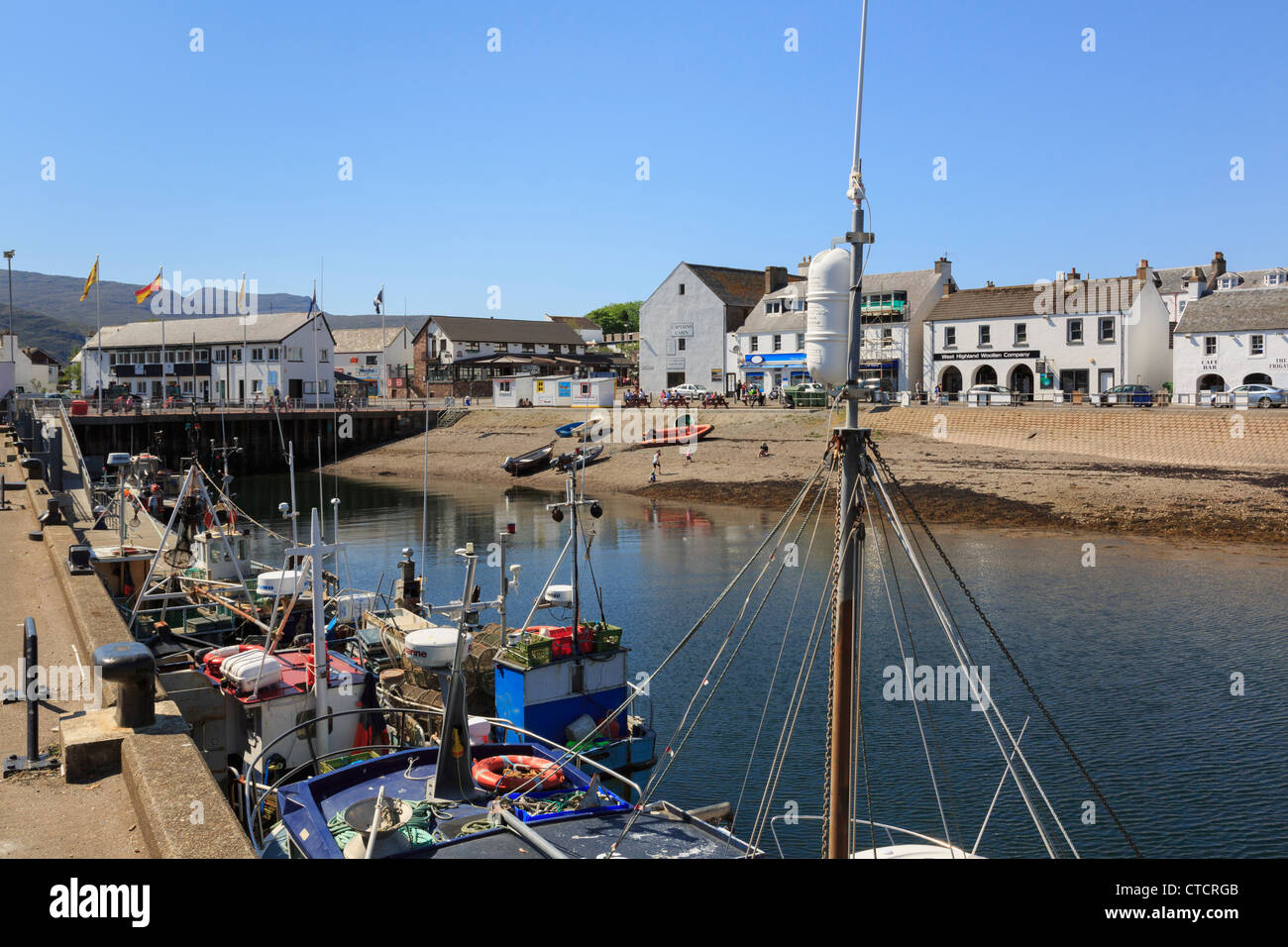 Barche da pesca ormeggiate dai quay nel porto sul Loch ginestra sulla North West highlands costa in Ullapool Wester Ross Highland Scozia UK Foto Stock