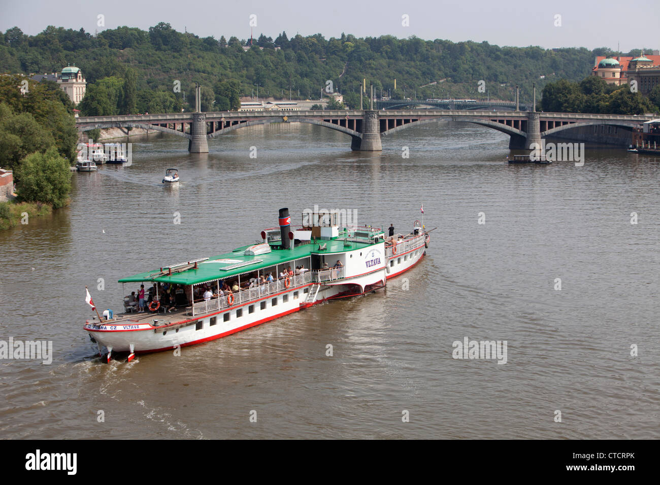 Praga Praga Repubblica Ceca nave fiume in barca briged turismo urbano navigazione barco tour Repubblica Moldava Foto Stock