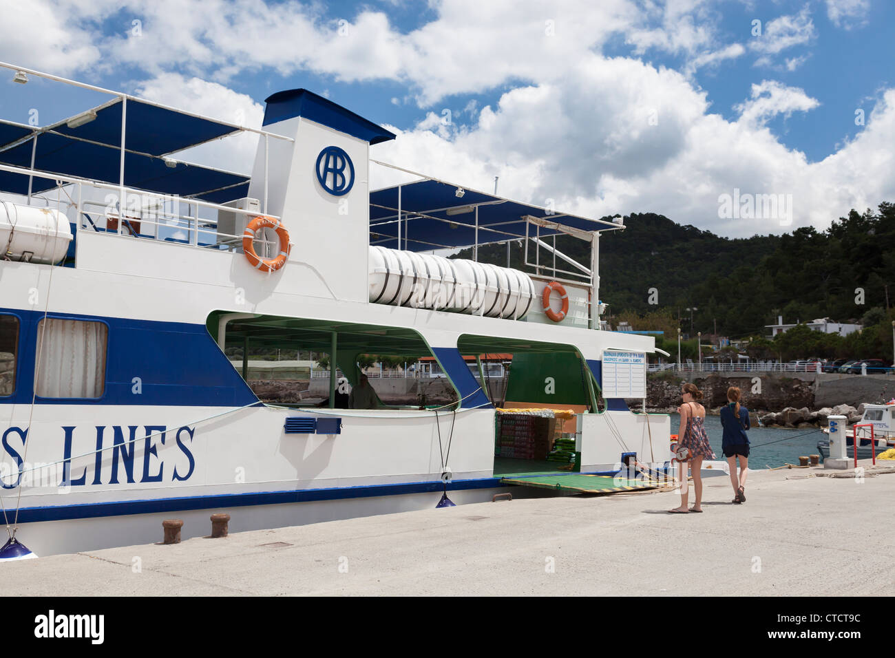 Salire a bordo di un battello a Kamiros Skala Rodi Grecia Foto Stock