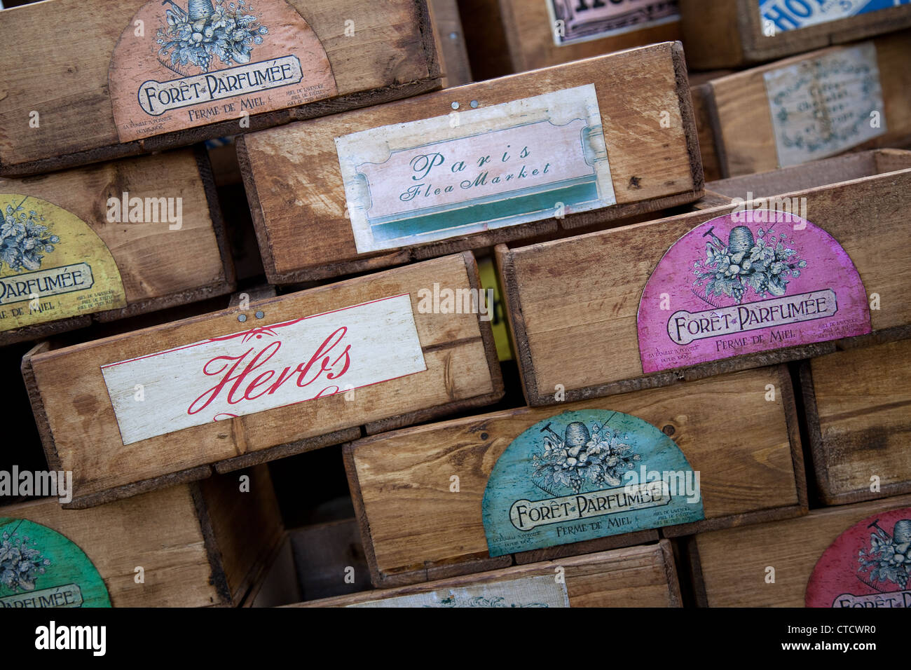 Foret Parfumee, erbe. Etichette del mercato delle pulci di Parigi su scatole vuote di legno impilate. REGNO UNITO Foto Stock