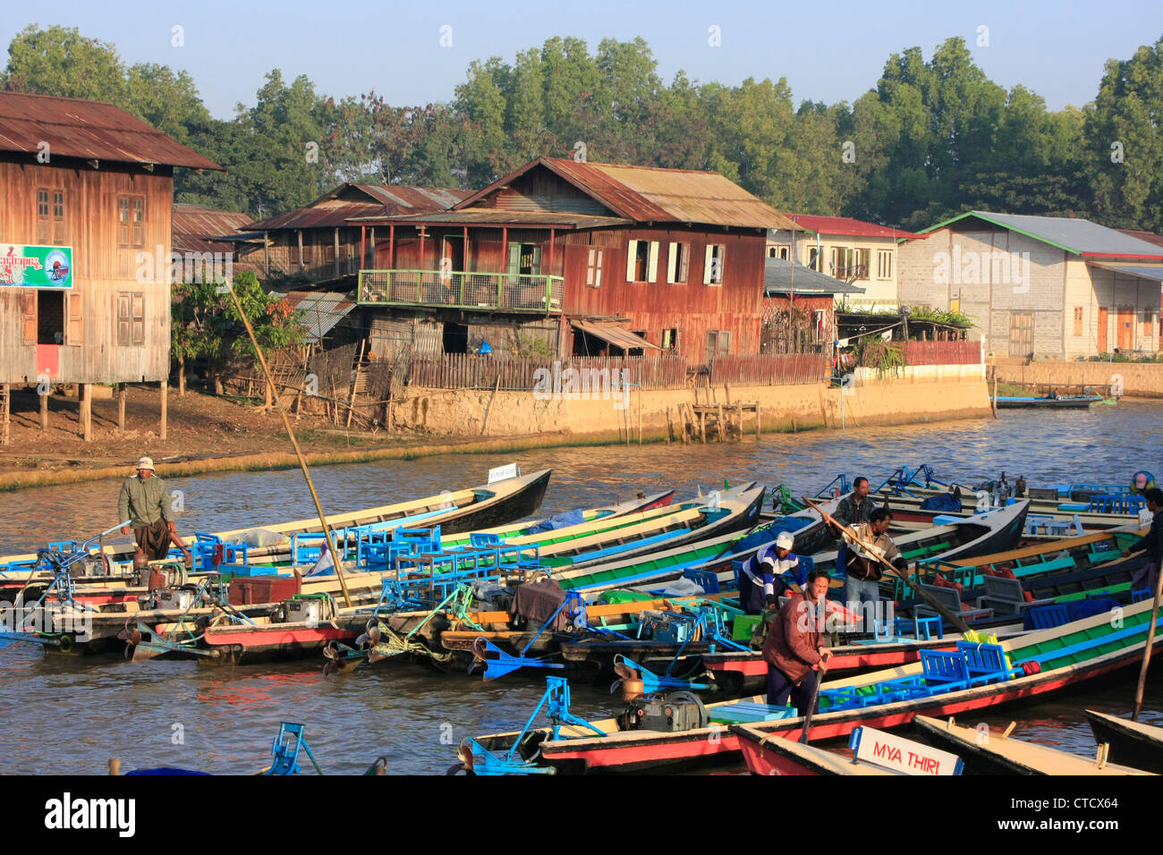 Barche in attesa per i turisti, Nyaung Shwe, Lago Inle, stato Shan, Myanmar, sud-est asiatico Foto Stock