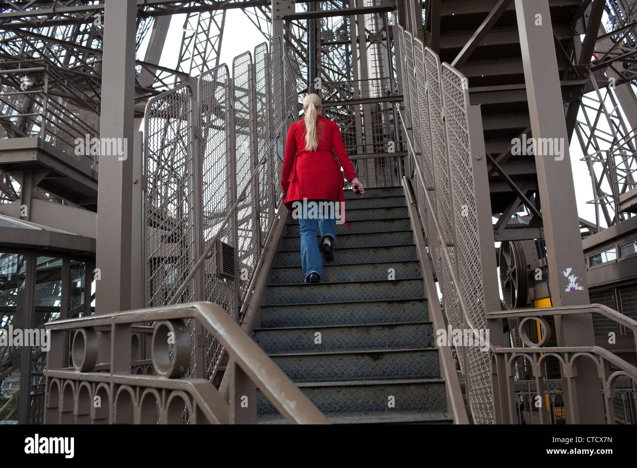 Inizio delle scale dal primo al secondo piano della Torre Eiffel a Parigi,  Francia Foto stock - Alamy