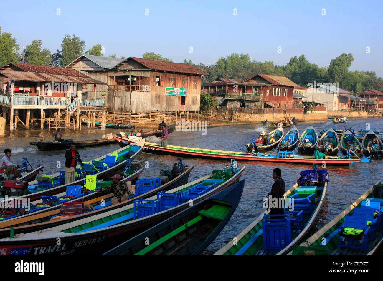 Barche in attesa per i turisti, Nyaung Shwe, Lago Inle, stato Shan, Myanmar, sud-est asiatico Foto Stock