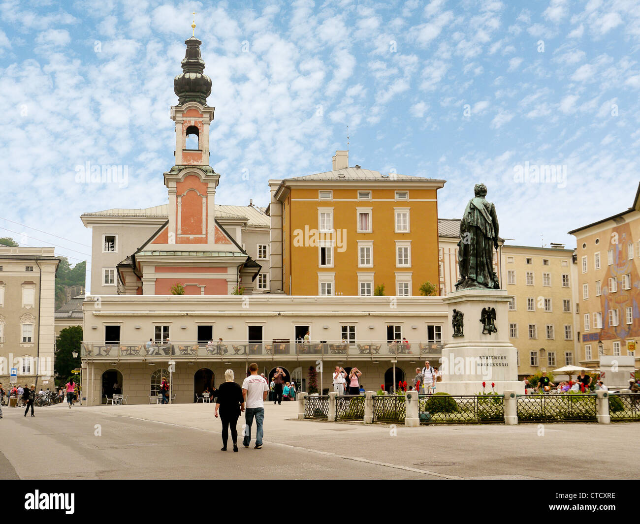Una statua di Motzart in Residenz Platz in histocal e la città vecchia di Salisburgo, Austria Foto Stock