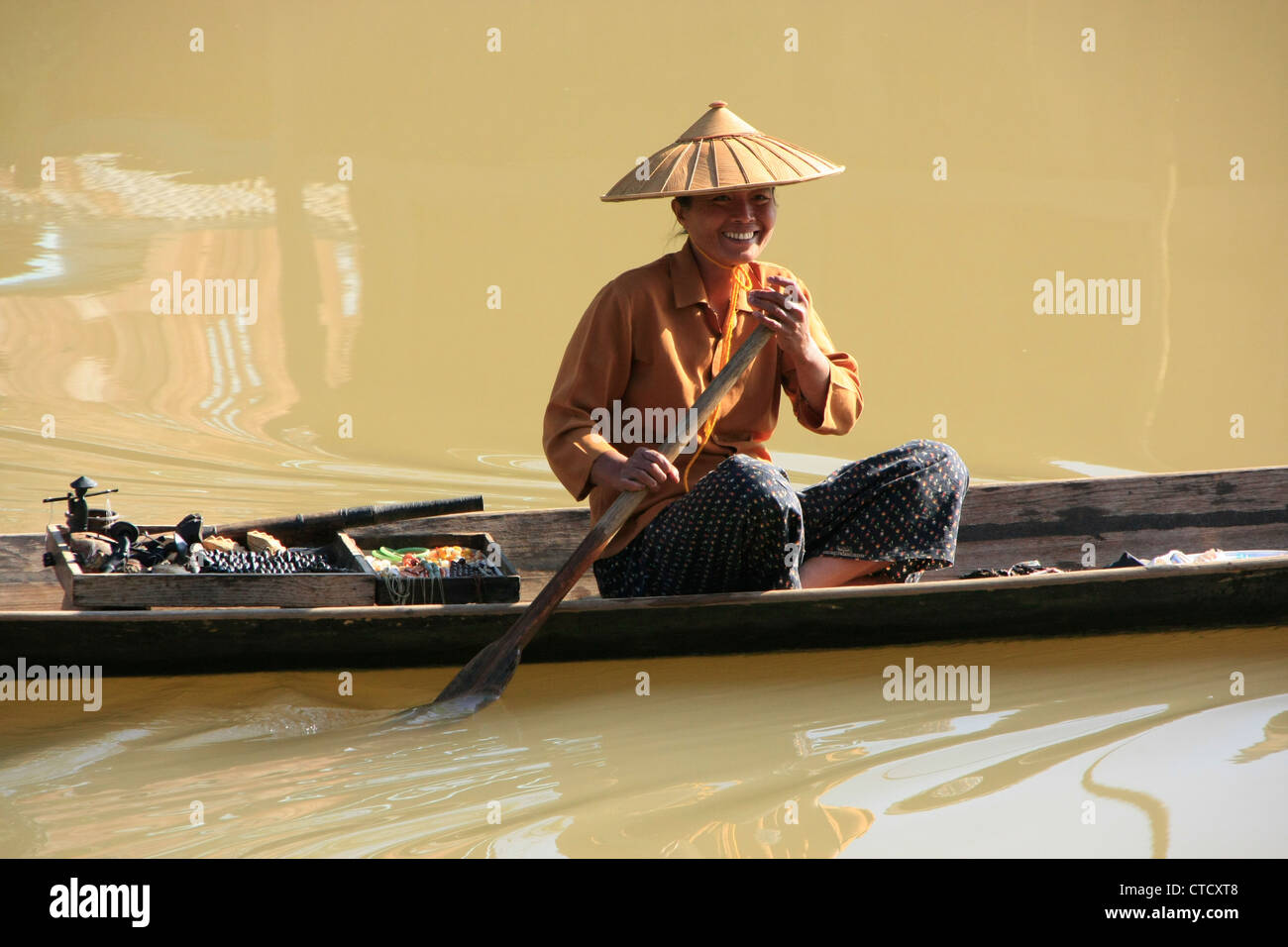 Donna - venditore di souvenir in una barca sul Lago Inle, stato Shan, Myanmar, sud-est asiatico Foto Stock