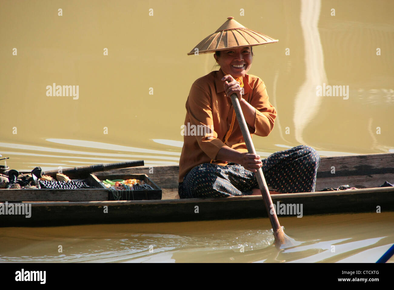 Donna - venditore di souvenir in una barca sul Lago Inle, stato Shan, Myanmar, sud-est asiatico Foto Stock