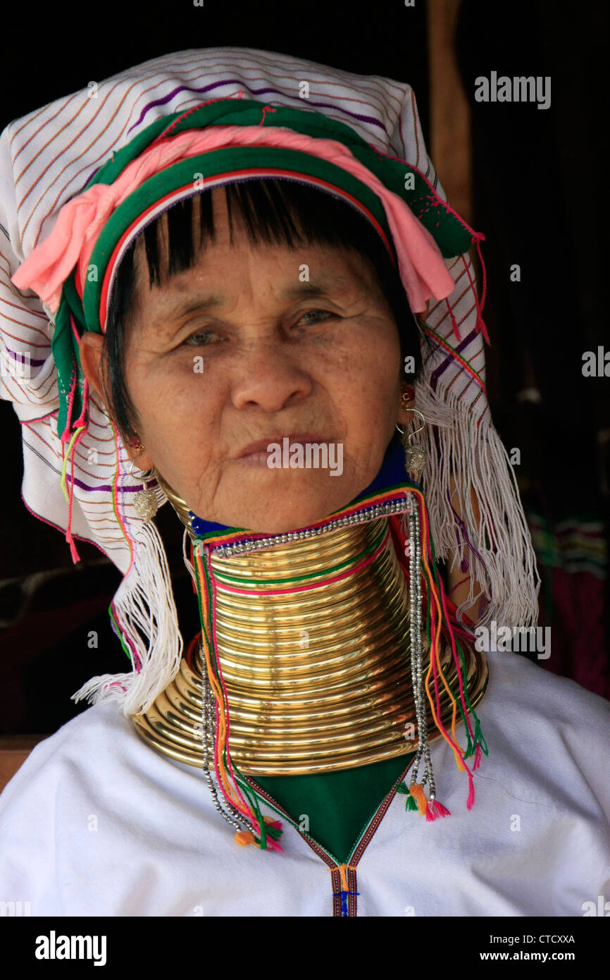 Ritratto di lungo collo donna dalla tribù Padaung, Lago Inle, stato Shan, Myanmar, sud-est asiatico Foto Stock