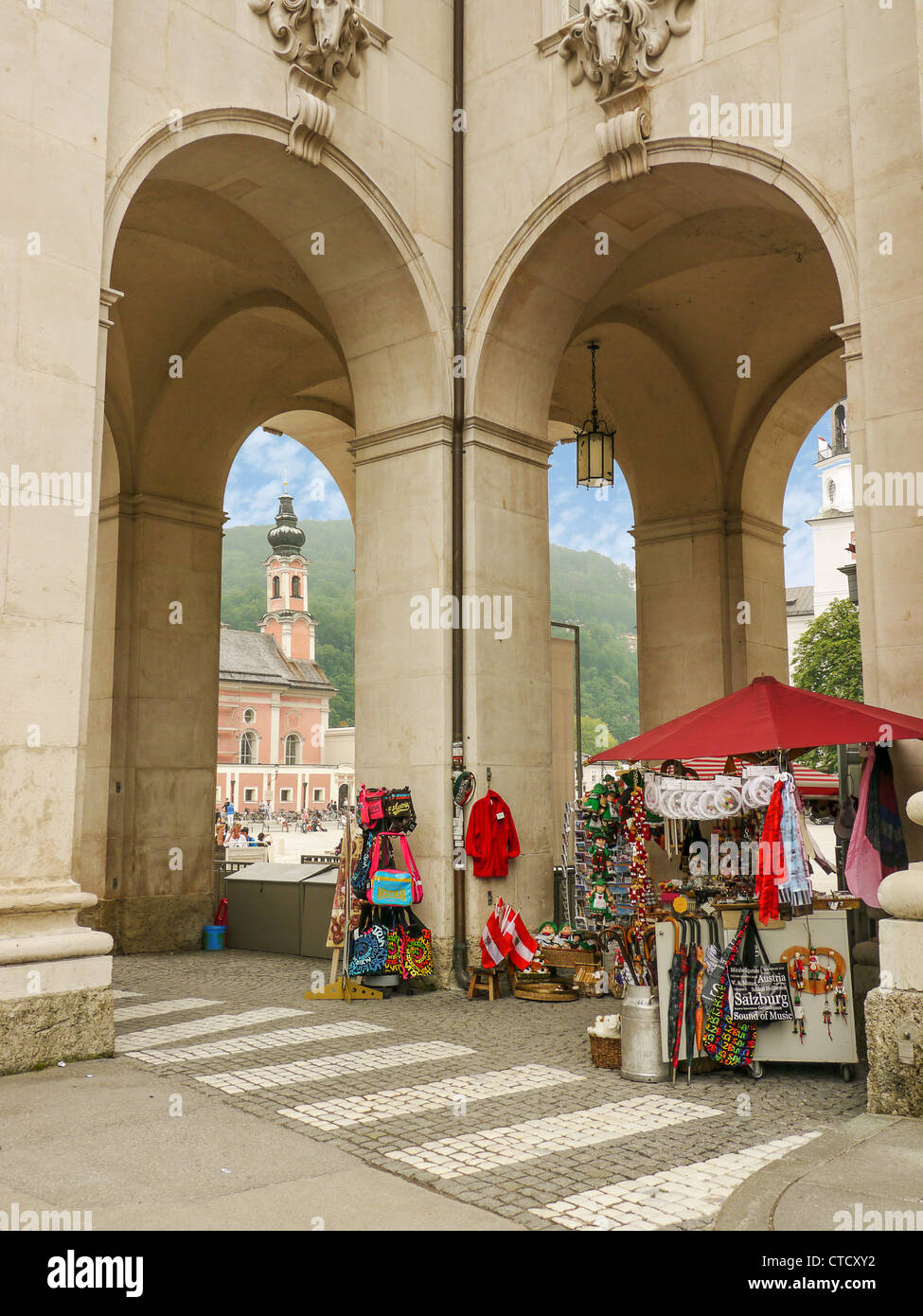 Portici con una boutique di fronte Residenz Platz in Salzburg, Austria Foto Stock