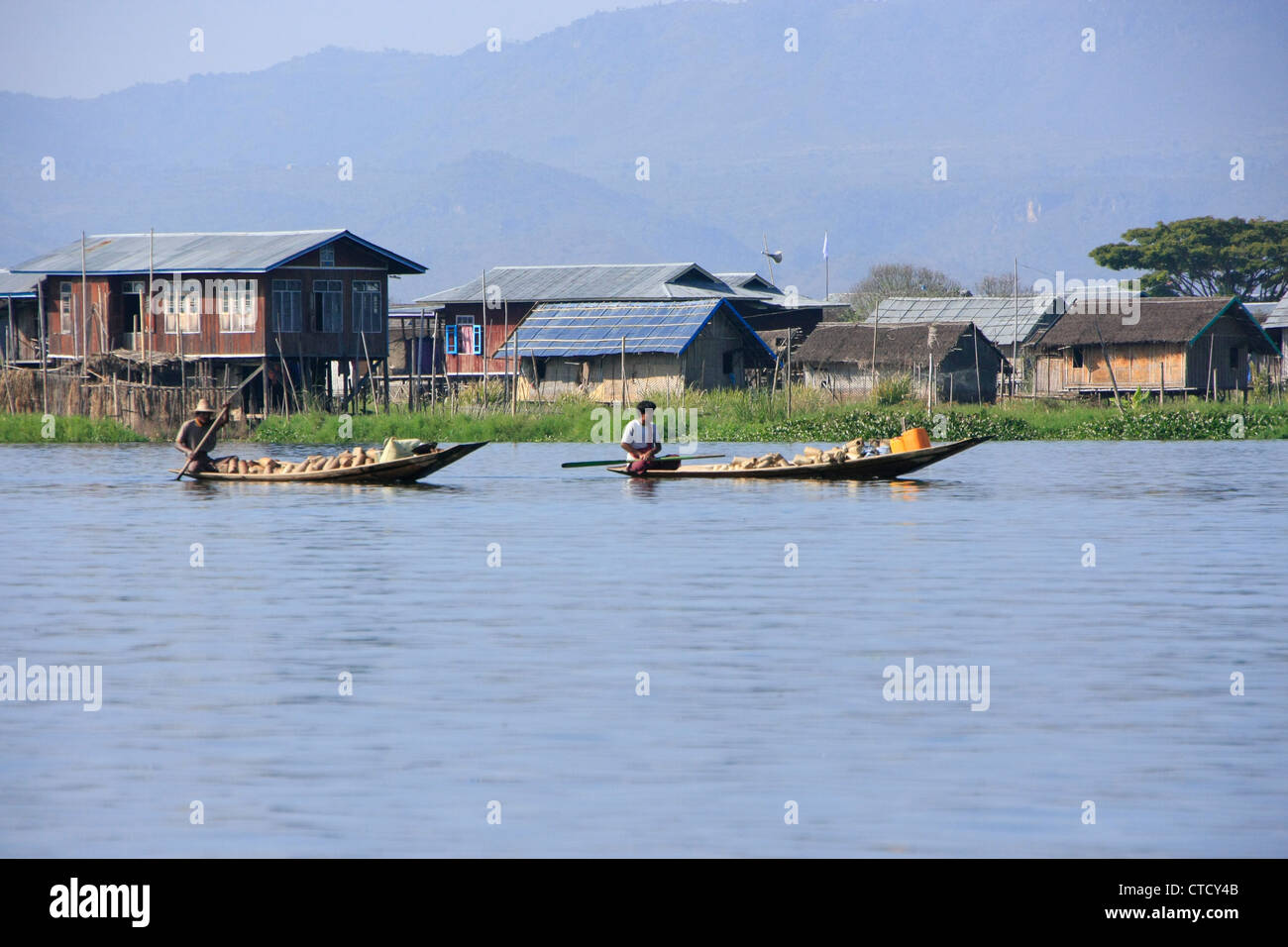 Le imbarcazioni che trasportano merci, Lago Inle, stato Shan, Myanmar, sud-est asiatico Foto Stock