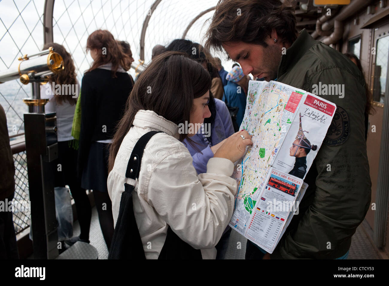 I turisti con una mappa di Parigi al secondo piano della Torre Eiffel a Parigi, Francia. Foto Stock