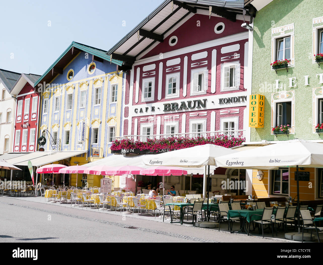Ristoranti e bar nel centro del villaggio di Mondee, un affascinante cittadina nella regione di Salzkammergut austriaca Lake District, Austria Foto Stock