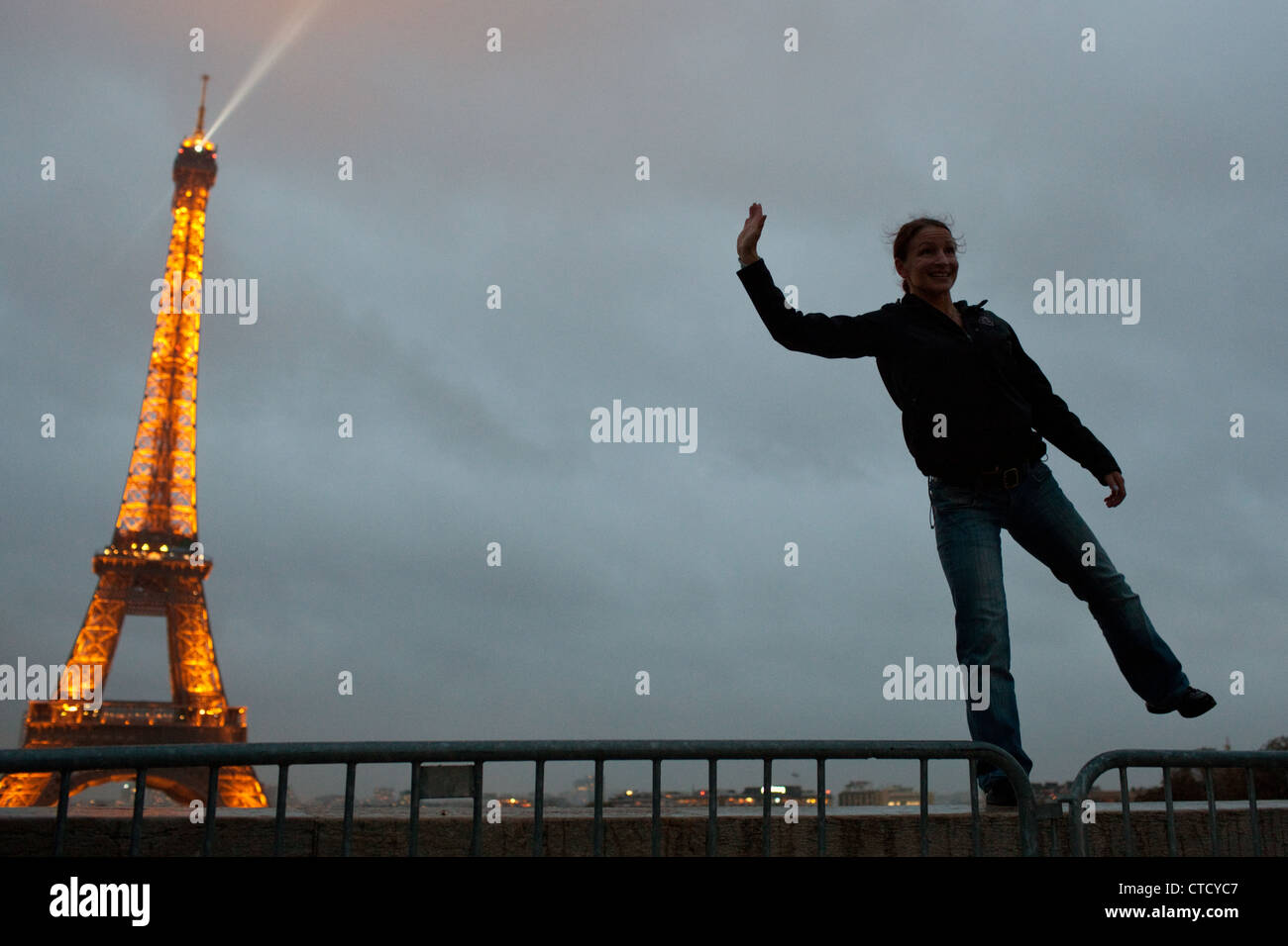 Tourist comportano per le foto a Trocadero, vicino alla Torre Eiffel a Parigi, Francia. Foto Stock