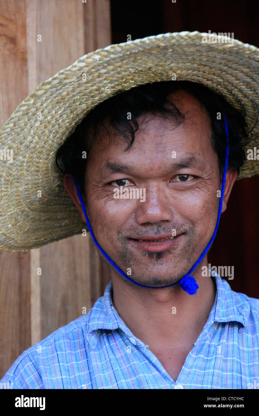 Ritratto di uomo birmano in un cappello di paglia, Lago Inle, stato Shan, Myanmar, sud-est asiatico Foto Stock