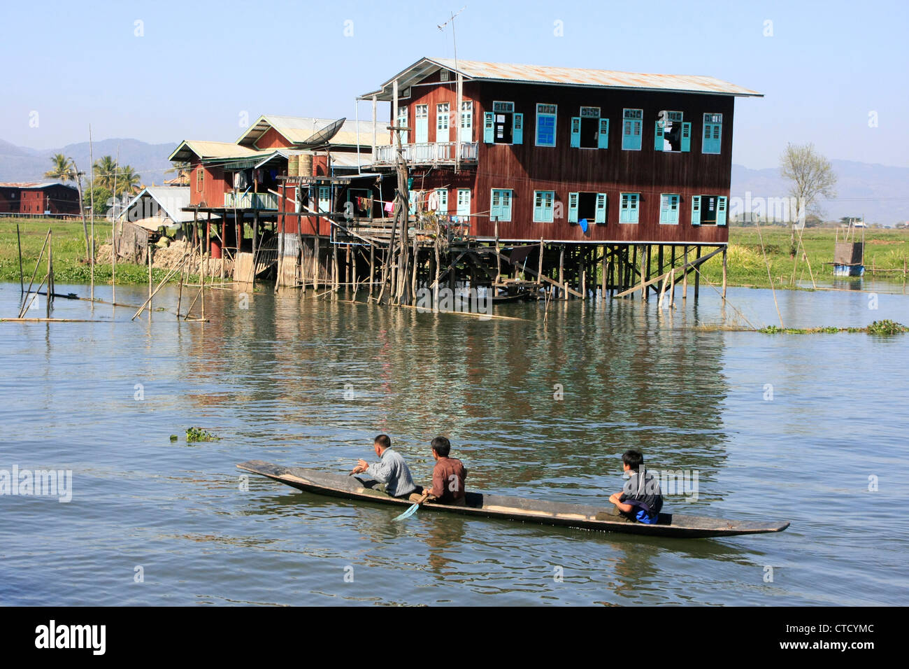 Gli uomini birmani in una barca sul Lago Inle, stato Shan, Myanmar, sud-est asiatico Foto Stock