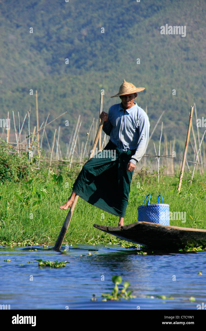 Uomo birmano le barche a remi con una gamba, Lago Inle, stato Shan, Myanmar, sud-est asiatico Foto Stock