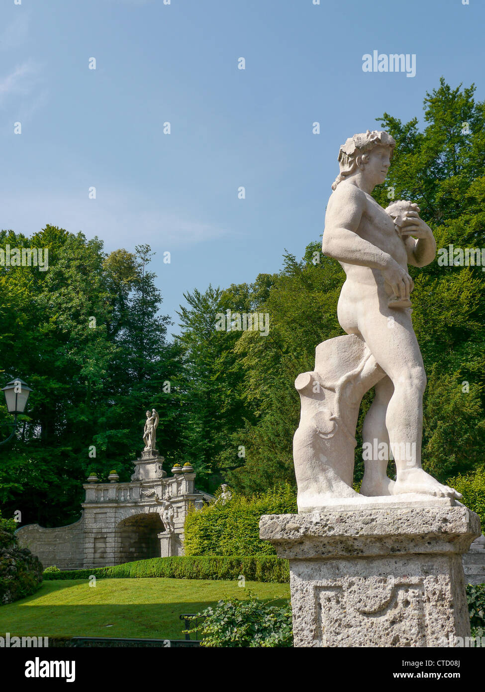 Statue del Castello e Palazzo di Hellbrun a Salisburgo in Austria con i suoi molti 'trucco' fontane. Foto Stock