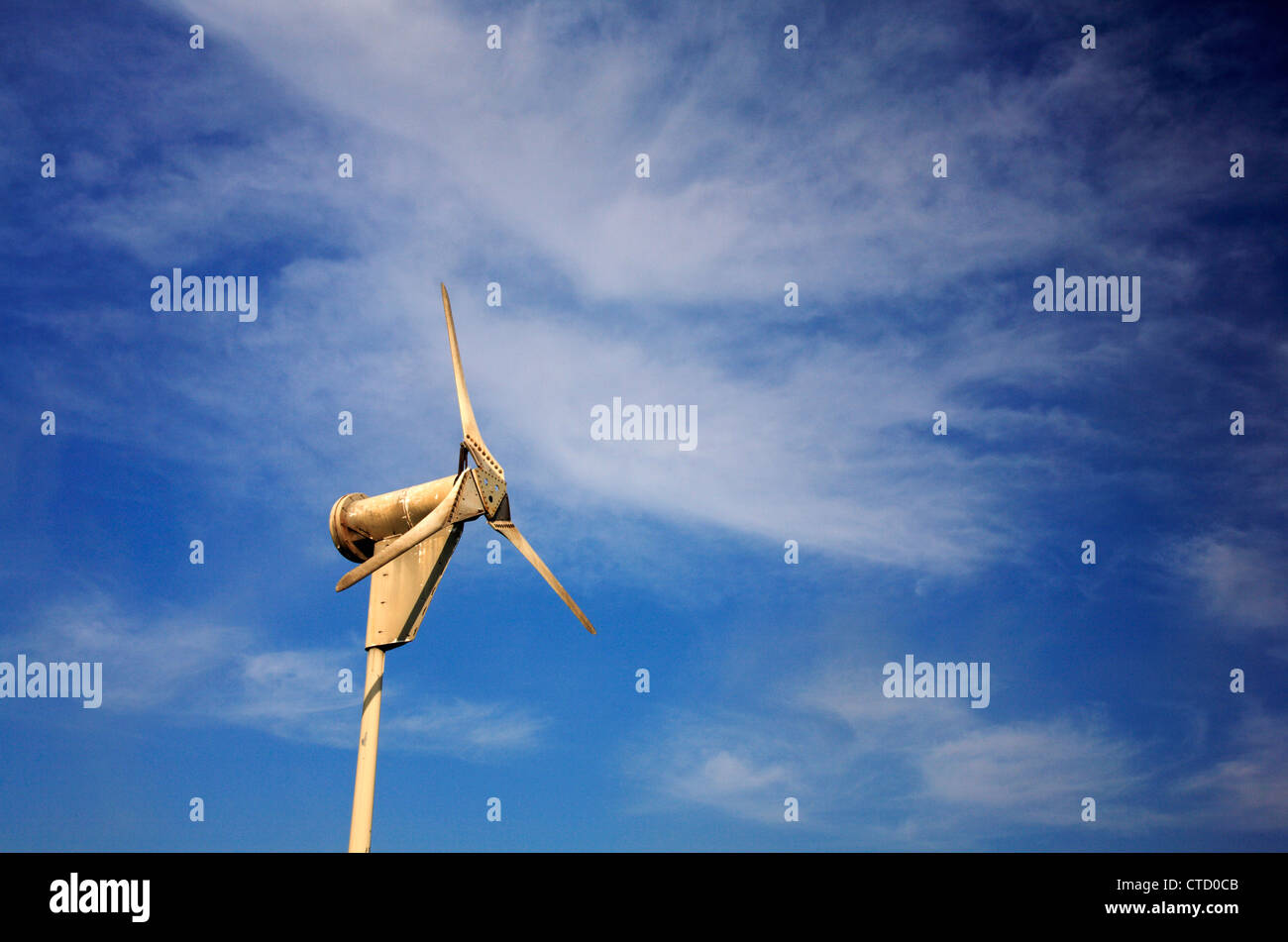 Generazione di potenza della turbina eolica presso il centro visitatori a Cley paludi Riserva Naturale, Norfolk, Inghilterra, Regno Unito. Foto Stock