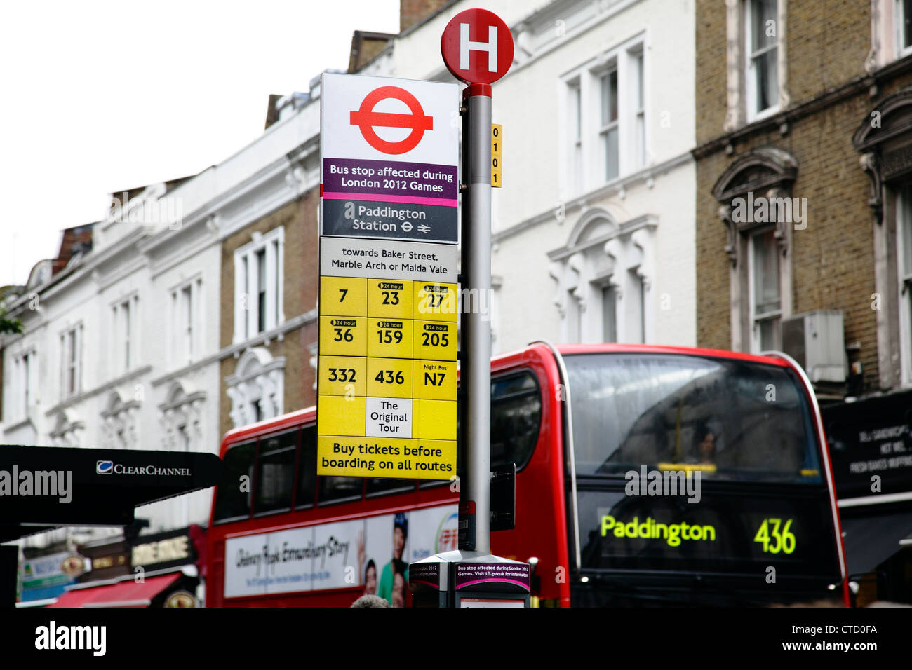 Fermata bus segno, London, England, Regno Unito Foto Stock