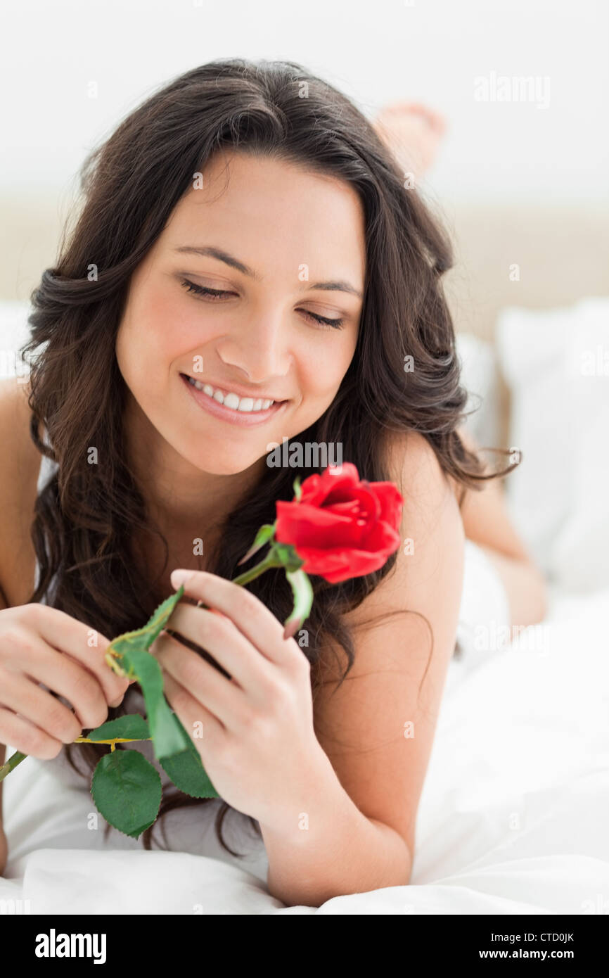 Bella donna tenendo una rosa Foto Stock