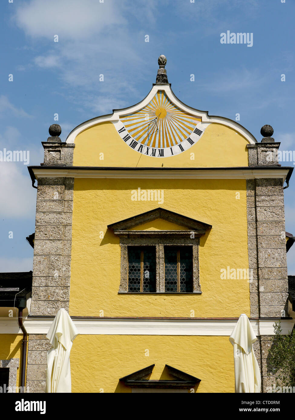 Il giardino sul retro del castello e Palazzo di Hellbrun a Salisburgo in Austria con i suoi molti 'trucco' fontane. Foto Stock