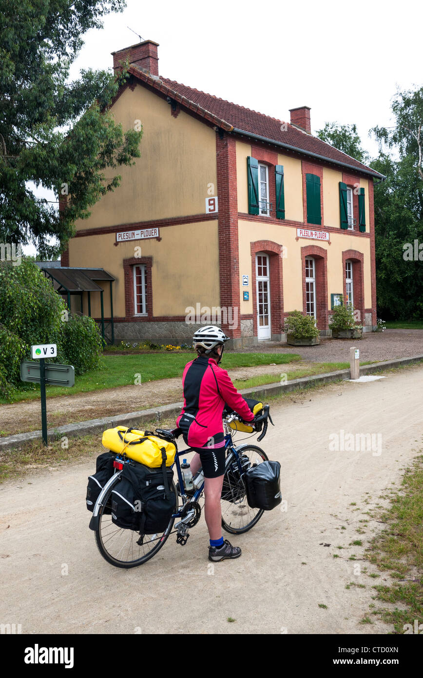 Ciclo femminile touring utilizzando velo percorso in Bretagna Francia Foto Stock