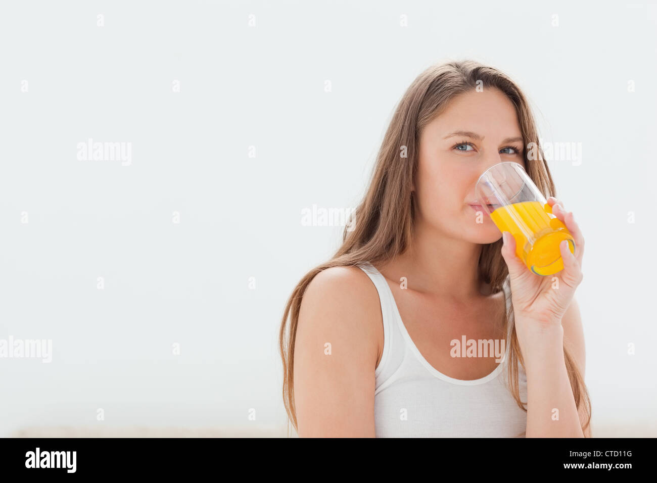 Pretty Woman bere un succo di arancio Foto Stock