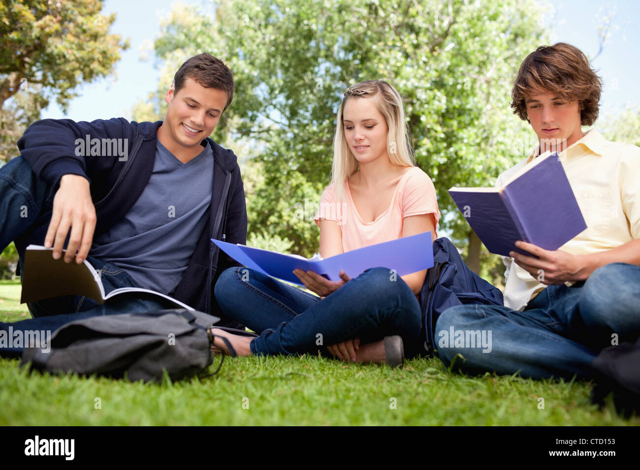 Angolo basso-shot di tre studenti di lavorare Foto Stock