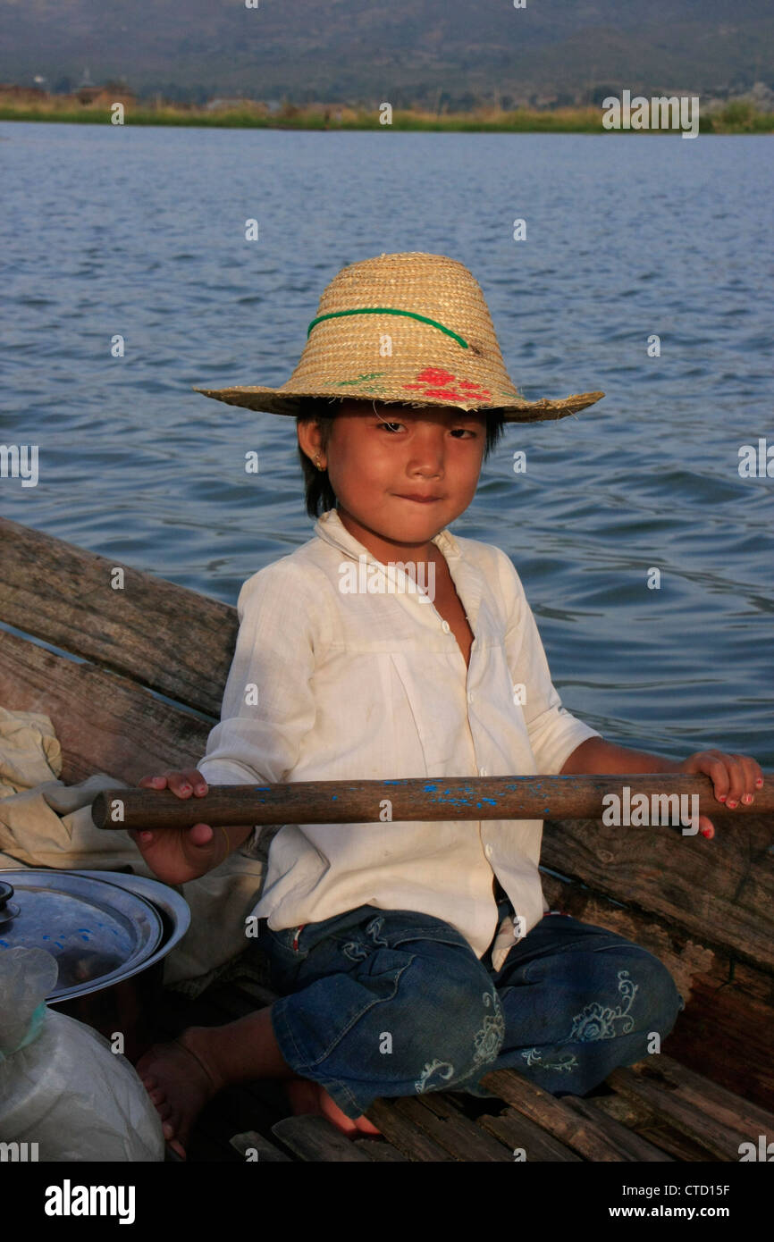 Ragazza birmano canottaggio sul Lago Inle, stato Shan, Myanmar, sud-est asiatico Foto Stock