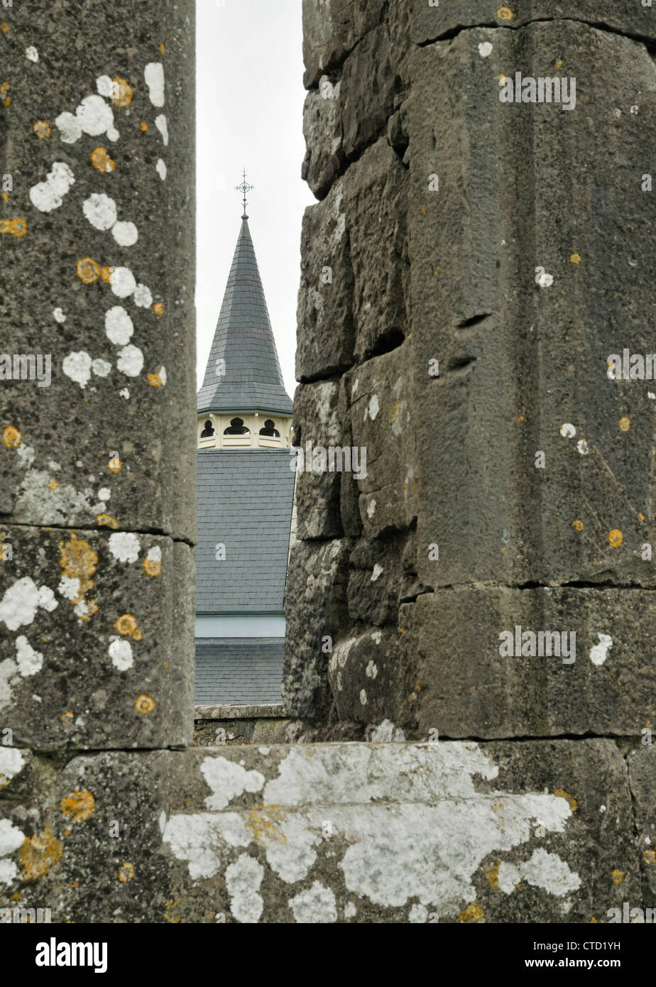 Torre ottagonale della chiesa di St. Mary, Ruan visto attraverso la finestra della vecchia chiesa Foto Stock