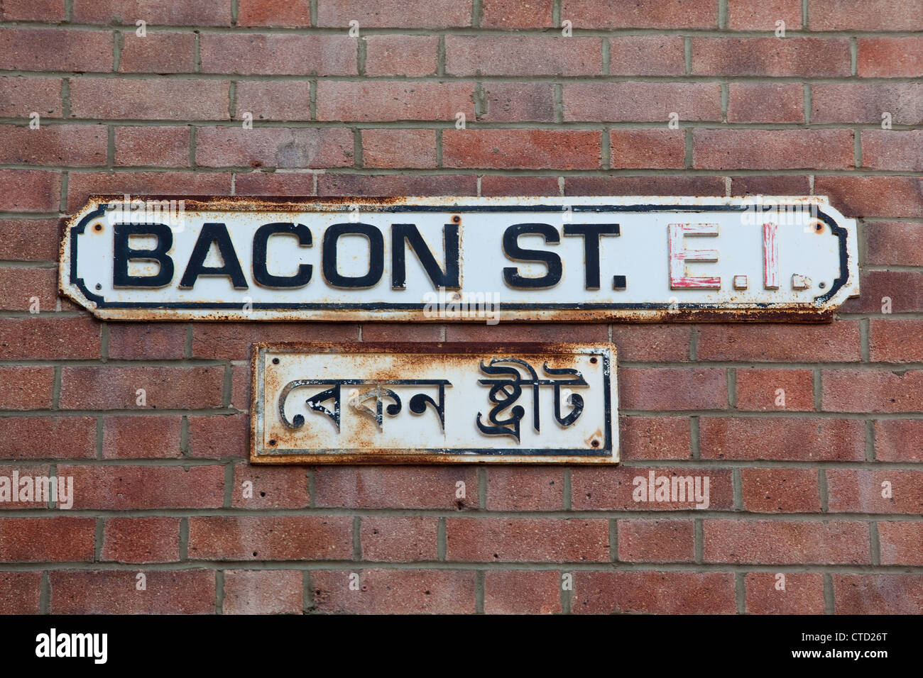 Bacon Street, sign in inglese e in lingua bengalese nel London Borough of Tower Hamlets, vicino a Brick Lane Londra, Inghilterra, Regno Unito. Foto Stock