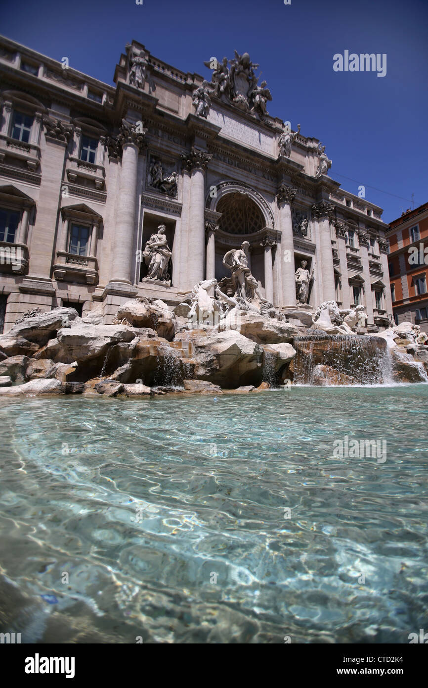 Città di Roma, Italia. Estate pittoresca vista sulla fontana di Trevi. Foto Stock