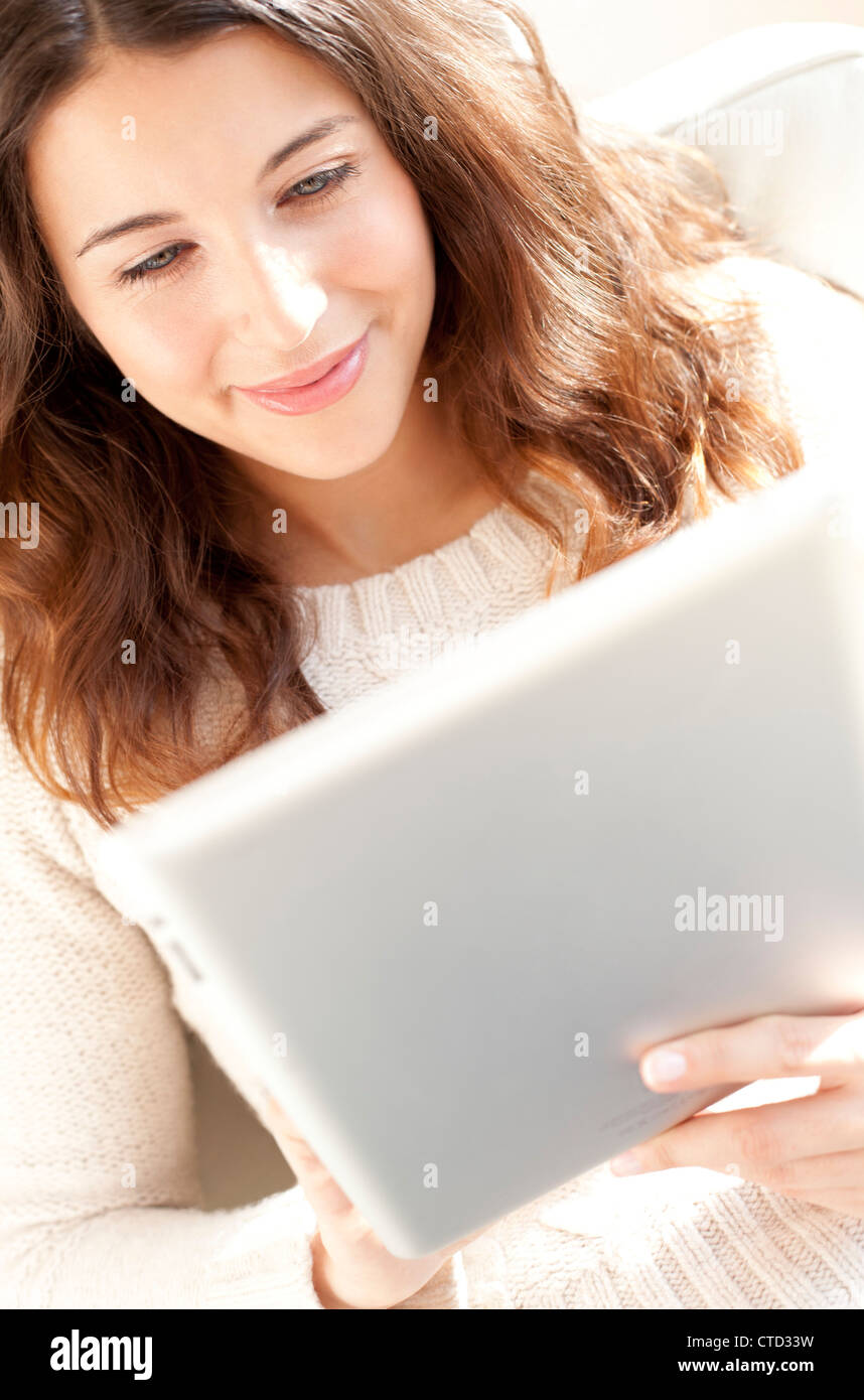 Donna che utilizza un computer tablet Foto Stock