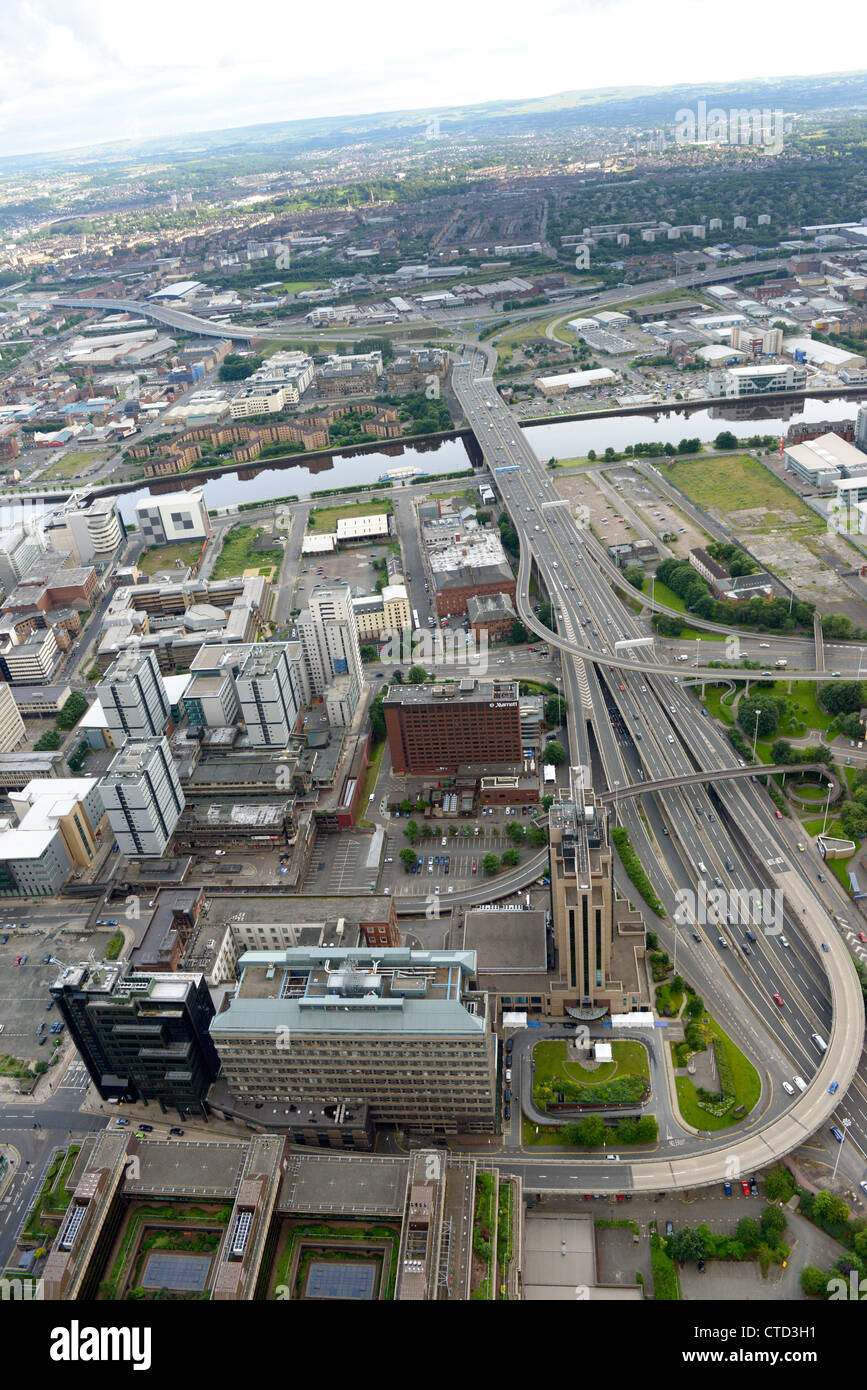 Vista aerea dell'autostrada M8 e il Glasgow Kingston ponte che attraversa il fiume Clyde. Foto Stock