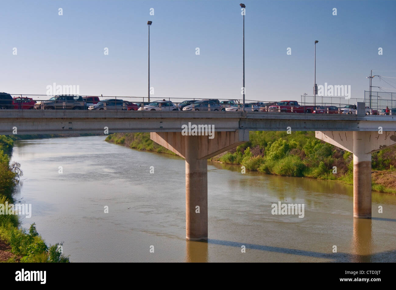 Ponte sul Rio Grande, valico di frontiera da Hidalgo, Texas per Reynosa, Tamaulipas, Messico Foto Stock