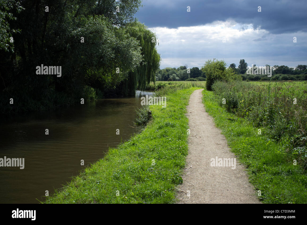 Il nuovo sentiero lungo il fiume Stort in Harlow Town park segnando il Essex Hertfordshire confine Foto Stock