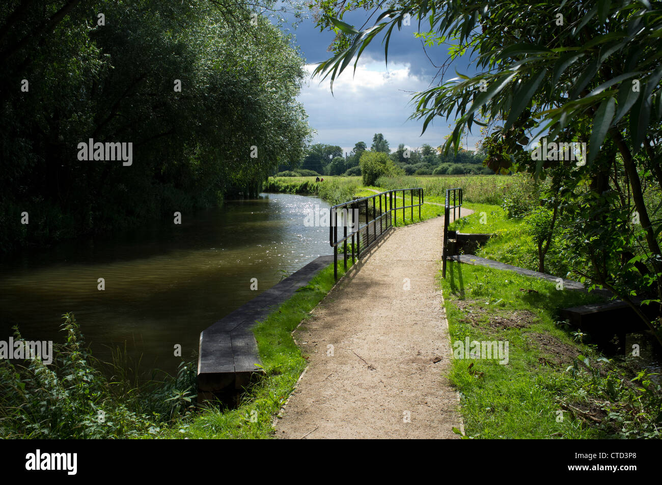 Un nuovo ponte pedonale che attraversa un flusso tributario nel fiume Stort in Harlow Town park Foto Stock