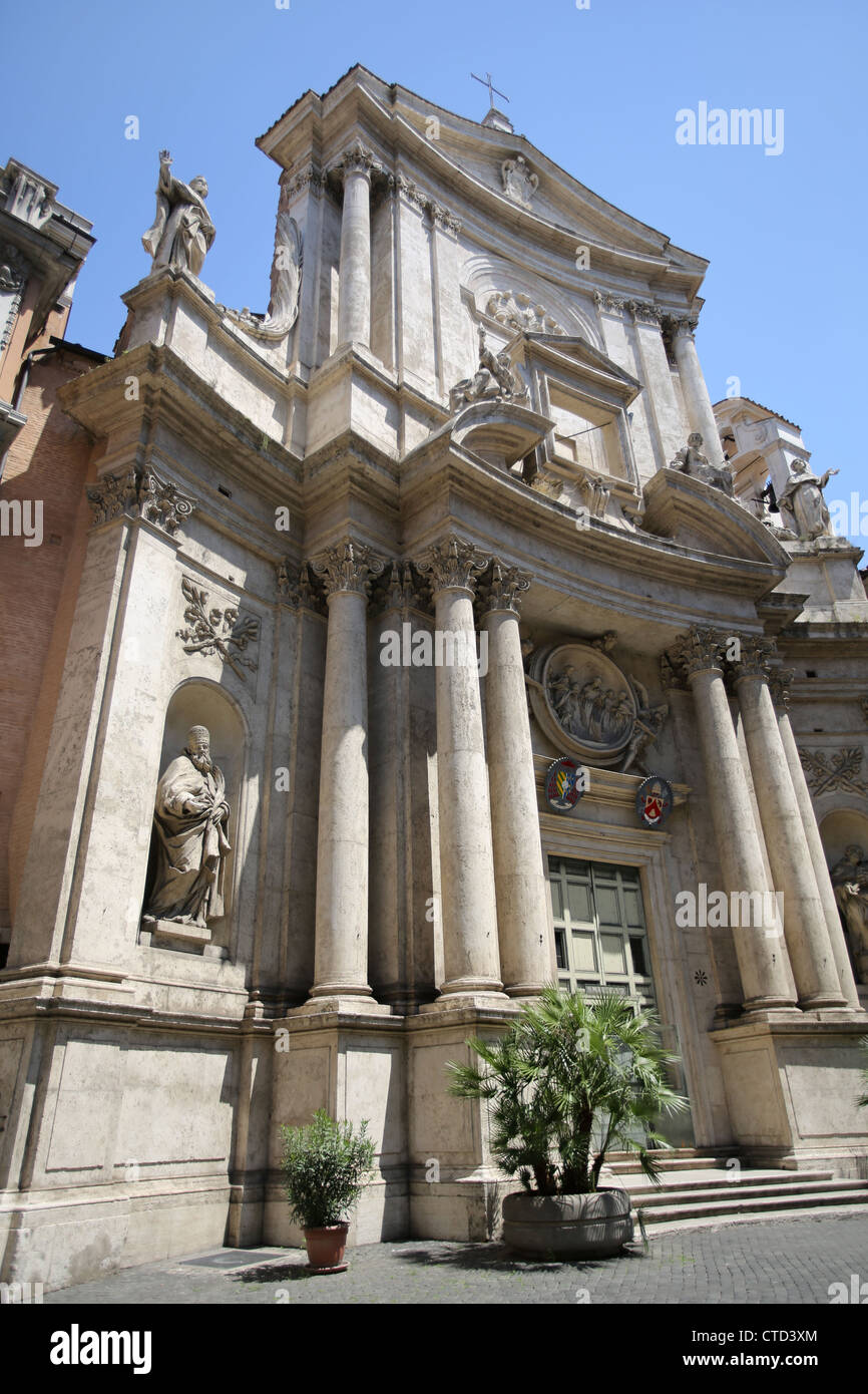 Città di Roma, Italia. La settecentesca facciata di San Marcello al Corso è stato progettato da Carlo Fontana. Foto Stock