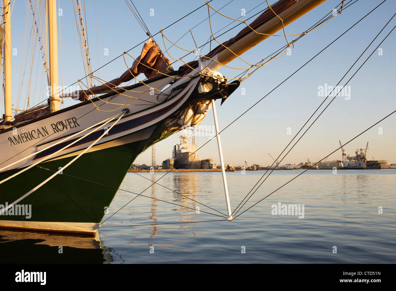 AMERICAN ROVER 3 MAST topsail schooner ormeggiati a Marina WATERSIDE ELIZABETH FIUME NORFOLK Virginia STATI UNITI D'AMERICA Foto Stock