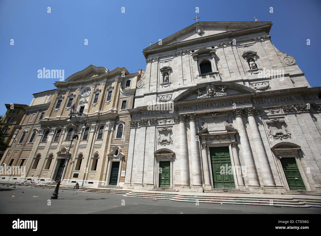 Città di Roma, Italia. Agli inizi del XVII secolo la facciata della chiesa di Santa Maria in Vallicella è stato progettato da Fausto Rughesi. Foto Stock