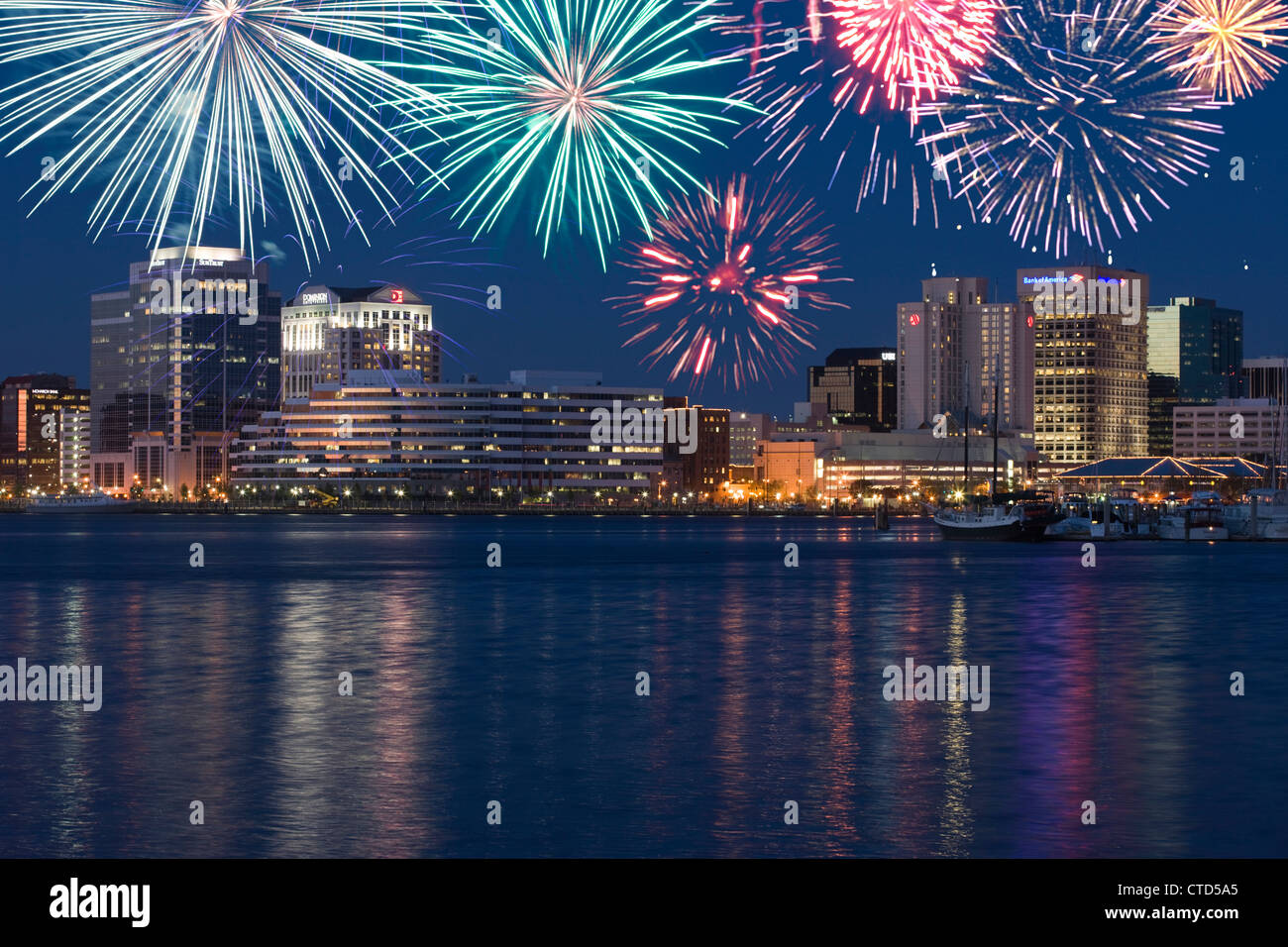 Fuochi d'artificio skyline del centro ELIZABETH FIUME NORFOLK Virginia STATI UNITI D'AMERICA Foto Stock