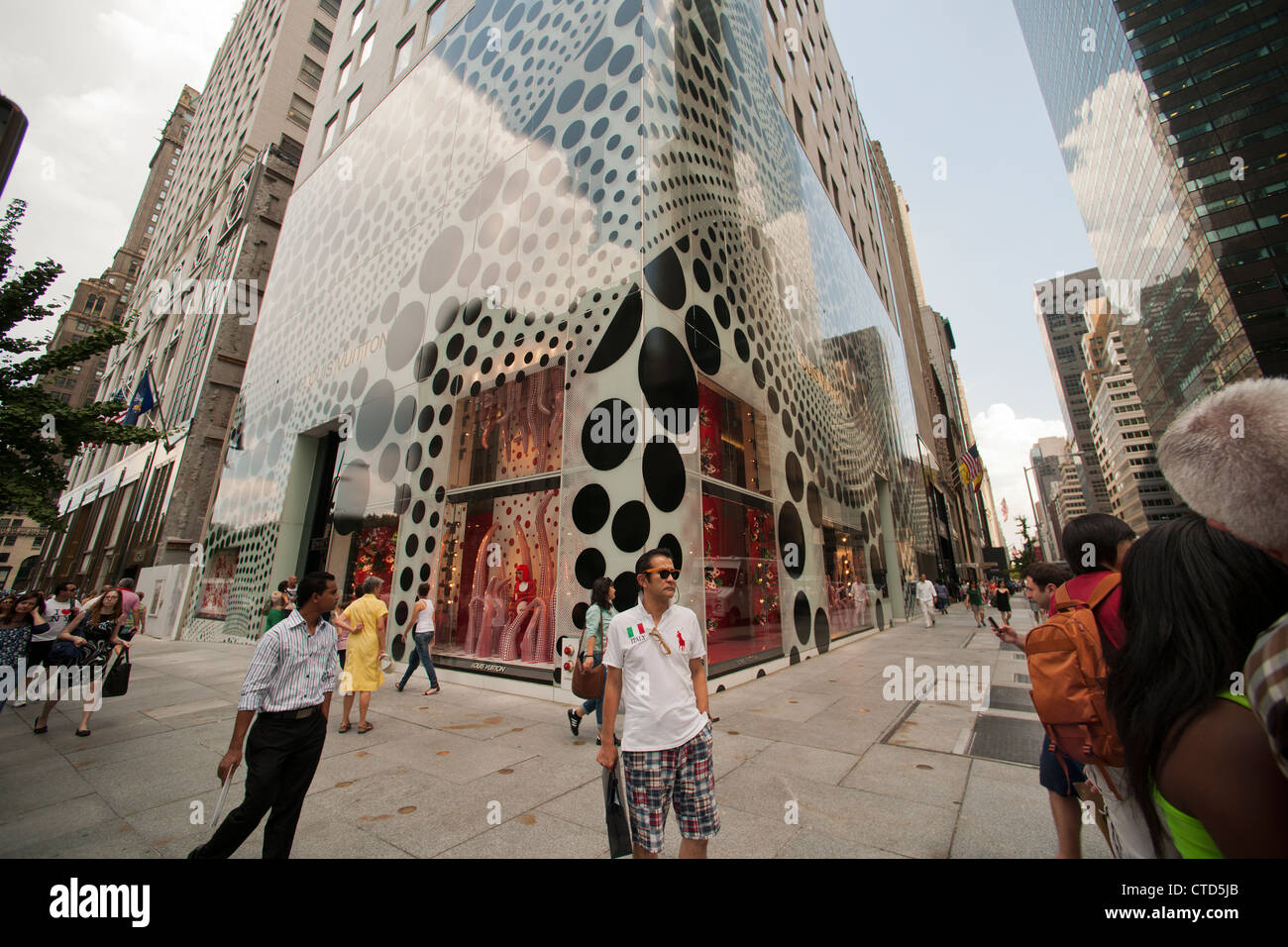 La Louis Vuitton flagship store sulla Fifth Avenue a New York è decorata con la polka-dot stile dell'artista giapponese Yayoi Kusama Foto Stock
