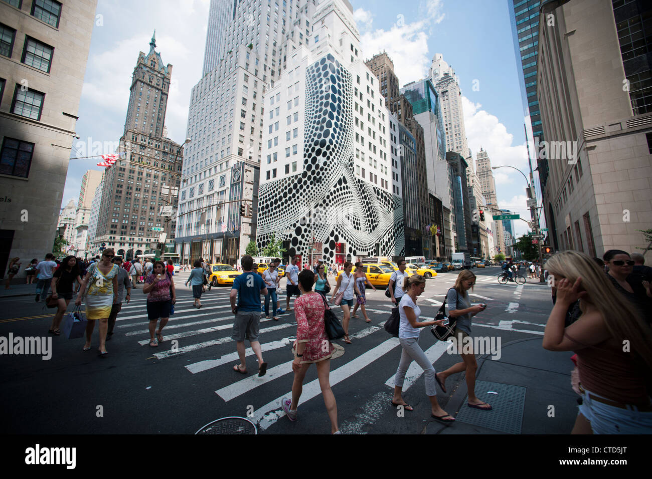 La Louis Vuitton flagship store sulla Fifth Avenue a New York è decorata  con la polka-dot stile dell'artista giapponese Yayoi Kusama Foto stock -  Alamy