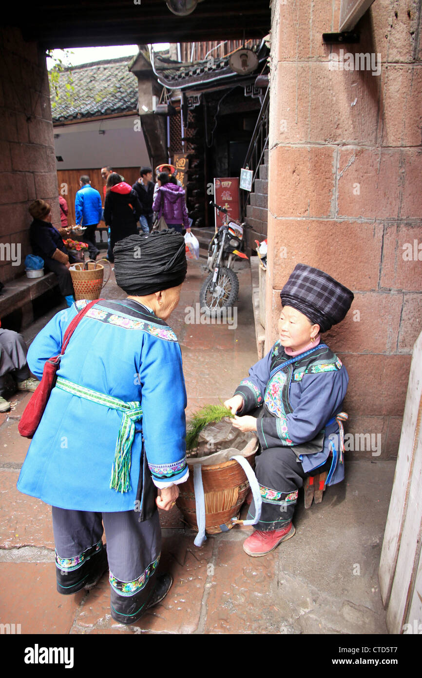 Miao minoranza delle donne in una strada di Fenghuang, Cina Foto Stock